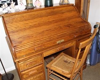 Oak roll top desk, modern in exc condition