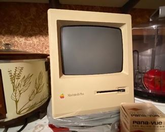 Macintosh Plus, 1986.
