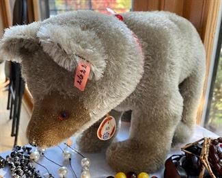 1940's Steiff bear on all fours, excellent condition.