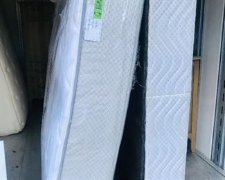 Queen mattress set in excellent condition 