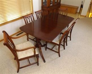 Antique Queen Anne Dining Room Table With 6 Chairs
