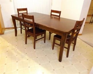Greenworld Furniture Wood Dining Room Table and 4 Chairs with a Leaf

