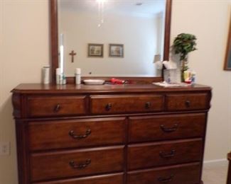 dresser w/mirror