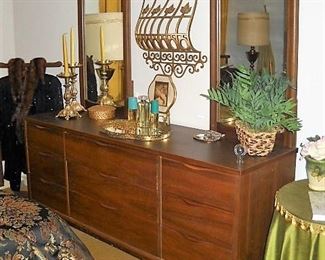 DRESSER WITH DOUBLE MIRRORS