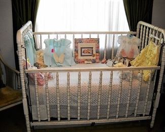 JENNY LYNN BABY BED WITH SOME OF THE VINTAGE BABY CLOTHING