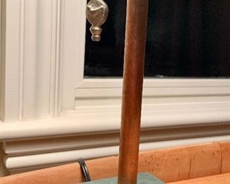 detail - heavy base, metal supports