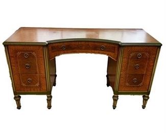 Lot 032
Antique Kneehole Desk