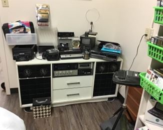 1970s radio / stereo / 8-track. 
Sound on this is AWESOME!!!