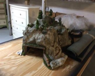 VTG TRAIN SET w/accessories on boards w/work horse stands. >>>> $1,250 / OBO