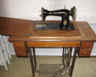 Singer Sewing machine in Cabinet
