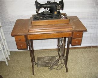 Singer Sewing Machine with Wood Cover