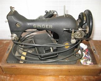 Singer Sewing Machine with Wood Cover