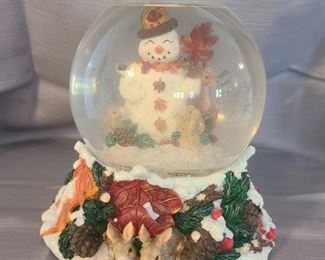 Radko ~ snow globe/music box