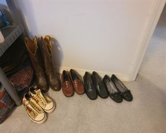 Ed Hardy sparkle converse ~
Tony Lama cowboy boots women's size 6D ~
Brown Cole Hann loafers
Black Cole Hann loafers
Jessica Simpson Black ballet shoes
