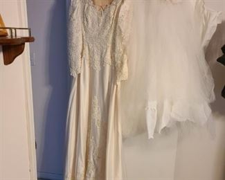 Never before worn wedding dress with long train ~
Petticoat = 2
Veils = 2