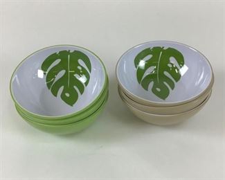 6 Plastic Salad Bowls 