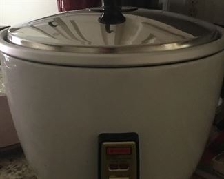RARE!!! 
   Vintage Hitachi Rice Cooker
   23 Cup Size!!!🙌🙌🙌
Looks Brand New!!!