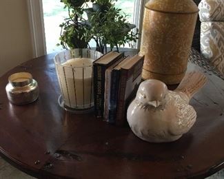 Gorgeous Round Distressed Pedestal Table from Le Marche’ 
      Stunning to Say  the Least!!!
🙌🙌🙌🙌
       Diameter 43”
       Height    20.5”