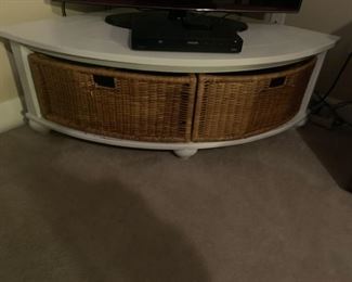 Corner storage piece with baskets 