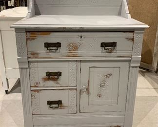 Quality Antique Victorian era spoon carved floral detail cabinet, original oak leaf and acorn brass handles, dovetailed construction