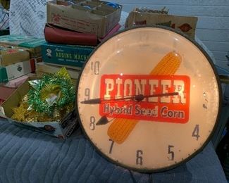 Working vintage Pioneer Seed Corn Advertising light up clock, LOADS of Vintage Christmas