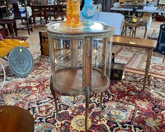 Vitrine w/curved glass, ormolu mounts