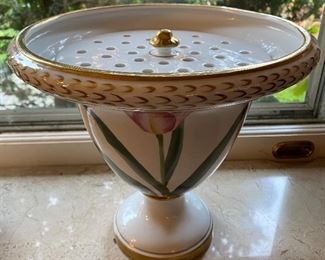 Chelsea House vase w/flower frog