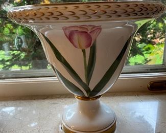 Chelsea House vase w/flower frog