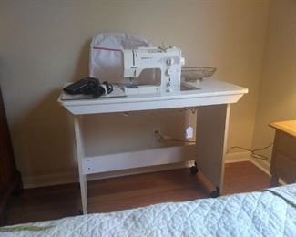 Bernina 1008 with orig. Manual, Pressure Foot, Cover and Table with wheels.