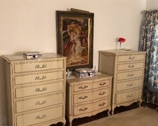 Yep its all in one room and the drawers were full