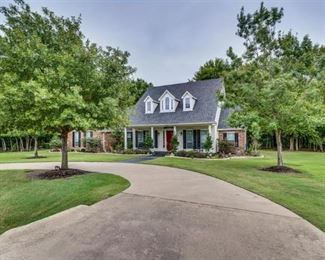 Lovely custom home in a secluded neighborhood near Waxahachie