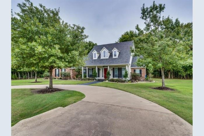 Lovely custom home in a secluded neighborhood near Waxahachie