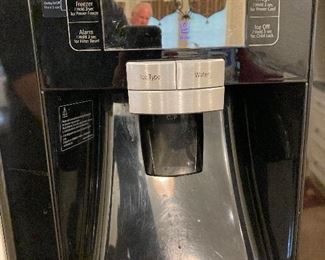 Samsung refrigerator with in-door water and ice service