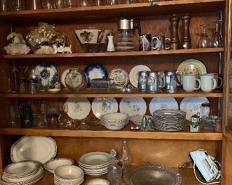 Kitchen
Glassware, dishes, barware