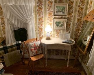 Linens bedroom 
Vanity, artwork, wool fabric