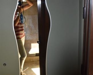 Who is that in the mirror?????