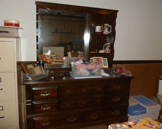 dresser w/mirror