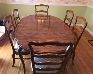 Beautiful Dining Room Table and 6 Chairs
