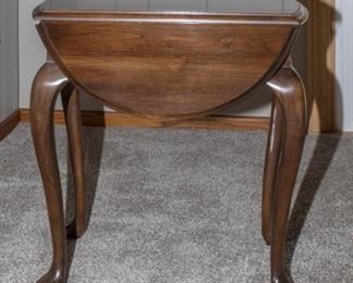 Drop leaf end table