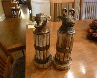 Sarried figurines with camel bone