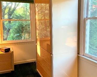 Side view - sides are lacquered ivory