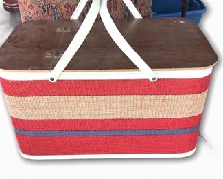 Picnic basket with melamine accessories