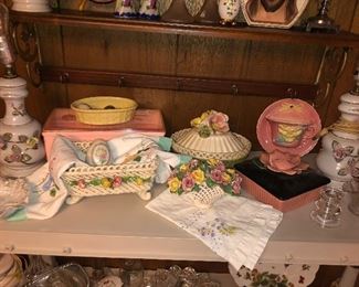 Ceramic floral decor and pair of lamps