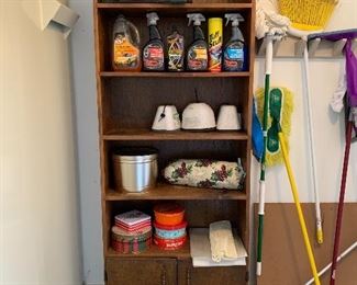 #41	5 shelf wooden cabinet 29"x11"x80"	 $20.00 
