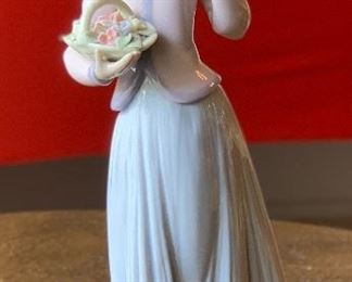 lladro Figurine Innocence in Bloom 7644 9.5x4x3.5in HxWxD
