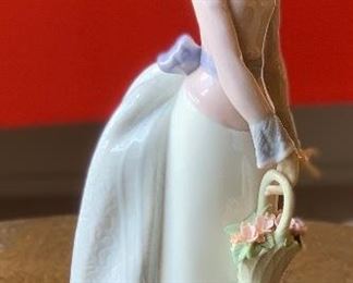 Lladro Figurine Basket of Love 7622 10x4x3.5in HxWxD