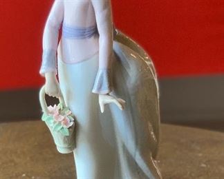 Lladro Figurine Basket of Love 7622 10x4x3.5in HxWxD