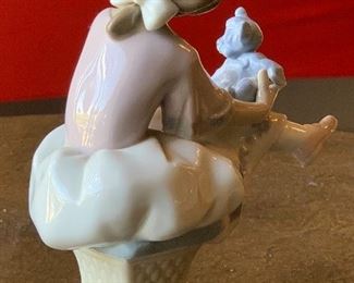 Lladro Figurine Girl & Teddy 7620 6.5x3.5x5.5 HxWxD