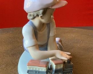 Lladro Figurine All Aboard 7619	5x8x3in	HxWxD