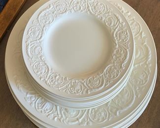 16pc Wedgwood Patrician Plates	Lg:  10 3/4” dia Sm: 7 3/8” Dia	
